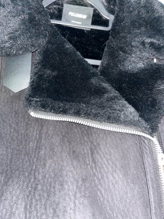 Chaqueta de pelo Pull&Bear negra
