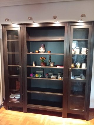 Librería Ikea con luces integradas