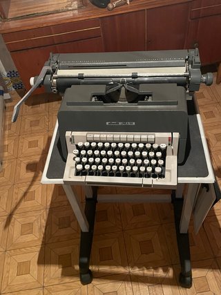 Máquina de escribir Olivetti Línea 98