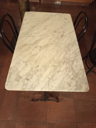 Mesa de mármol con pie de hierro