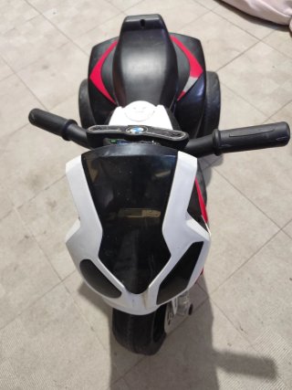 Moto eléctrica infantil BMW
