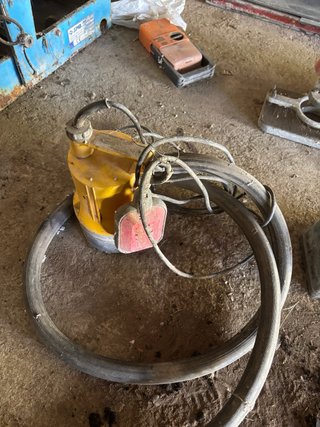 Bomba de agua sumergible con manguera