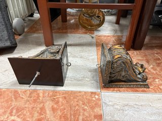 Soportes decorativos dorados