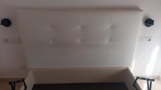 Cabecero de cama beige y blanco