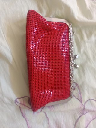 Bolso de mano rojo con cierre decorado