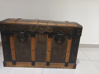 Baúl antiguo de madera y metal