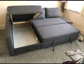 Sofá cama gris .