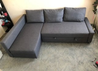 Sofá cama gris .