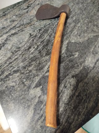 Hacha antigua de hierro