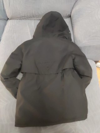 Abrigo negro con capucha