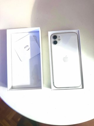 iPhone 11 Blanco 128 GB + 5 Fundas