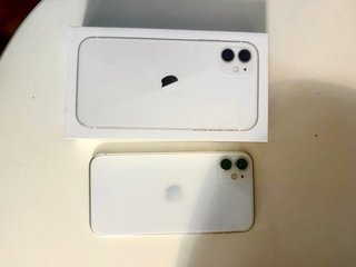 iPhone 11 Blanco 128 GB + 5 Fundas