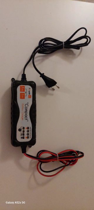 Cargador Baterías Coche 12V Compact