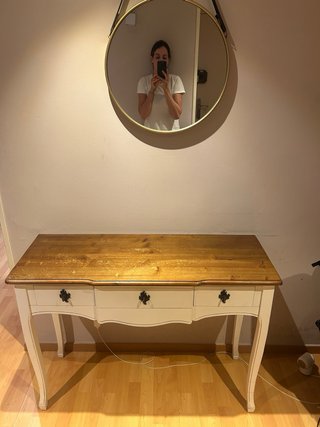 Aparador de madera blanco y marrón