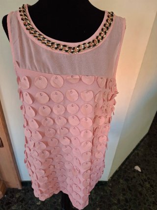 Blusa de fiesta rosa con detalle de cadena