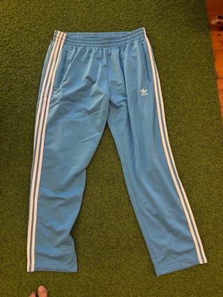 Pantalones Adidas Firebird Azules y shorts