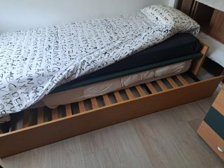 Cama nido con mesita de noche a juego