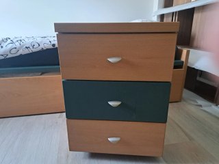 Cama nido con mesita de noche a juego