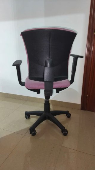 Silla de oficina con ruedas y brazos