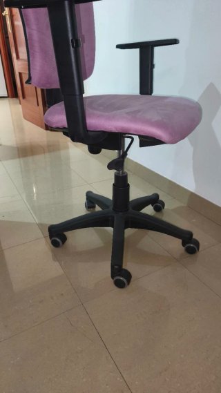 Silla de oficina con ruedas y brazos