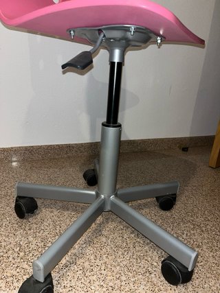 Silla de escritorio rosa y gris