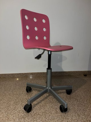Silla de escritorio rosa y gris