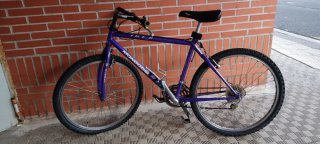 Bicicleta Mongoose morada,