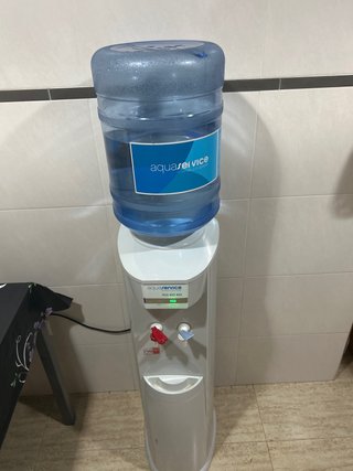 Dispensador de agua con dos garrafas