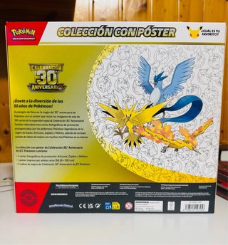 Caja Colección Pokémon 30 Aniversario con Póster