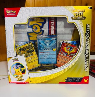 Caja Colección Pokémon 30 Aniversario con Póster