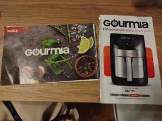 Freidora de aire Gourmia negra + varios regalos