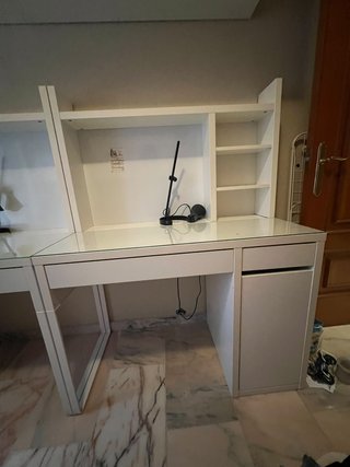 Set de 1 Escritorios Blancos con Estantería