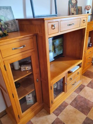 Mueble de madera de pino