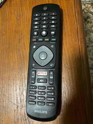 TV Philips 43" 4K UHD mando y soporte