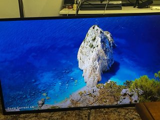 TV Philips 43" 4K UHD mando y soporte