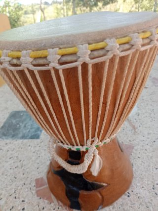 Timbal africano de madera y cuero.