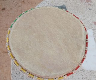 Timbal africano de madera y cuero.