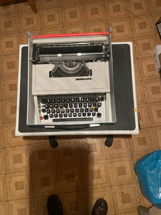 Máquina de escribir Olivetti Dora