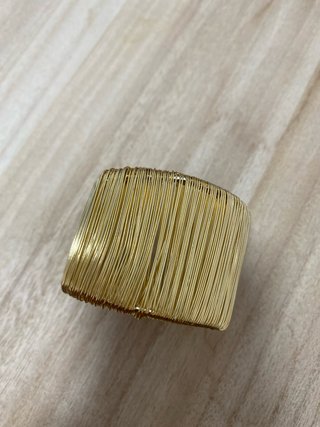 Pulsera dorada de alambre