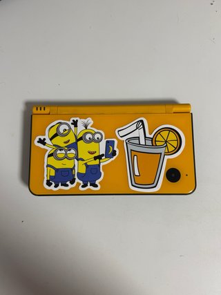 Nintendo DSi XL Amarilla