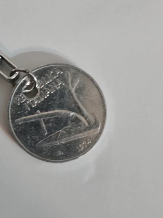 Portachiavi in acciaio con 10 Lire autentica