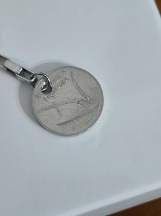 Portachiavi in acciaio con 10 Lire autentica