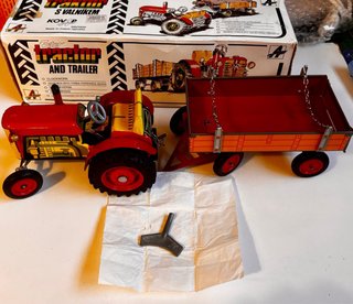 Tractor de Juguete de Hojalata con Remolque 1990’s