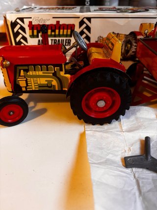 Tractor de Juguete de Hojalata con Remolque 1990’s
