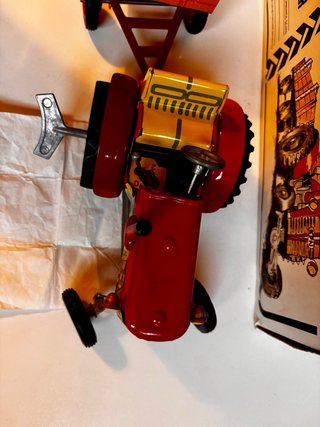 Tractor de Juguete de Hojalata con Remolque 1990’s