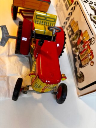 Tractor de Juguete de Hojalata con Remolque 1990’s