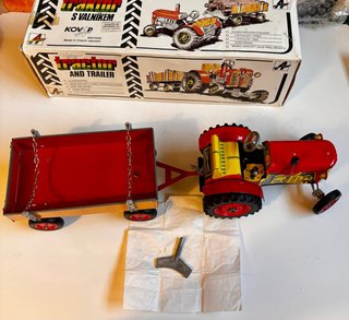 Tractor de Juguete de Hojalata con Remolque 1990’s