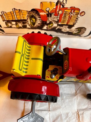 Tractor de Juguete de Hojalata con Remolque 1990’s