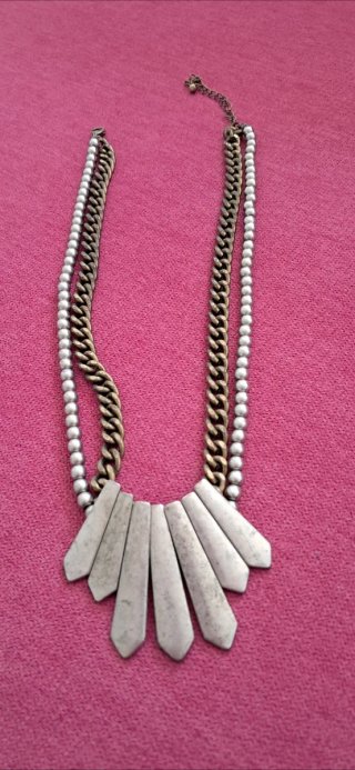 Collar con Piezas Geométricas