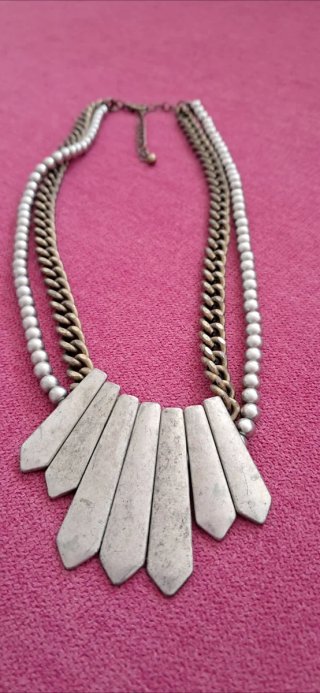 Collar con Piezas Geométricas